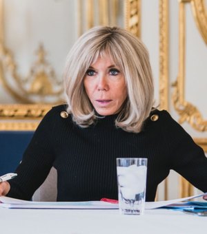 Por que a primeira-dama francesa precisará provar que é mulher?