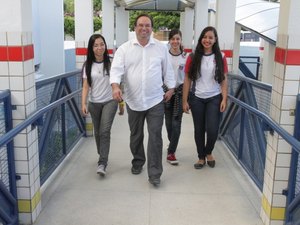 Estudantes comemoram a chegada de carteiras em Arapiraca e Santana do Ipanema