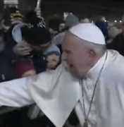 Peregrina deixa Papa irritado com empurrão; assista 