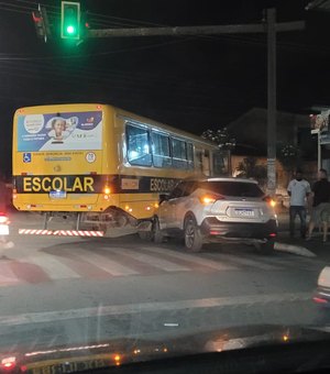 Carro e ônibus escolar colidem em cruzamento no bairro Ouro Preto