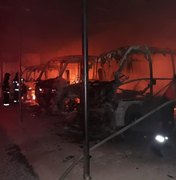 Incêndio destrói quatro micro-ônibus de transporte complementar em Rio Largo