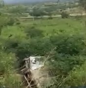 Motorista fica ferido após caminhão capotar na Serra das Pias, em Palmeira