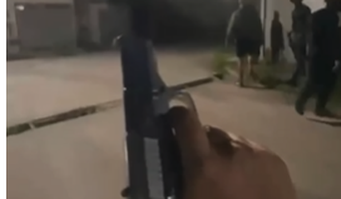 Vídeo mostra líder de tráfico baiano preso em Alagoas ostentando armas