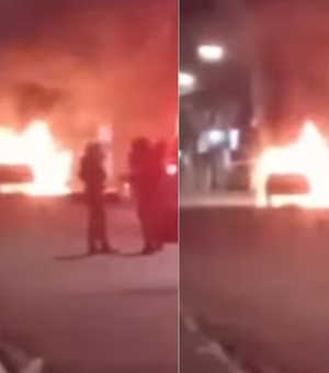 [Vídeo] Carro sofre perda total após ser consumido pelo fogo, em Maceió