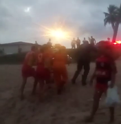 Casal é resgatado por bombeiros na Praia de Cruz das Almas