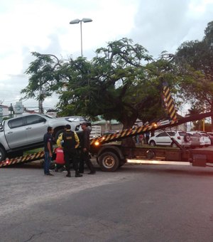 Fiscalização remove veículos por estacionamento irregular em Maceió