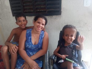 [Vídeo] Mãe e filho com problemas de saúde precisam de ajuda para manter tratamentos