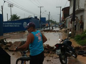 Após fortes chuvas, galeria rompe e inunda casas no bairro Mutange