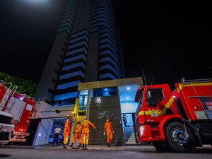 Incêndio atinge e destrói cômodos de apartamento no bairro do Farol