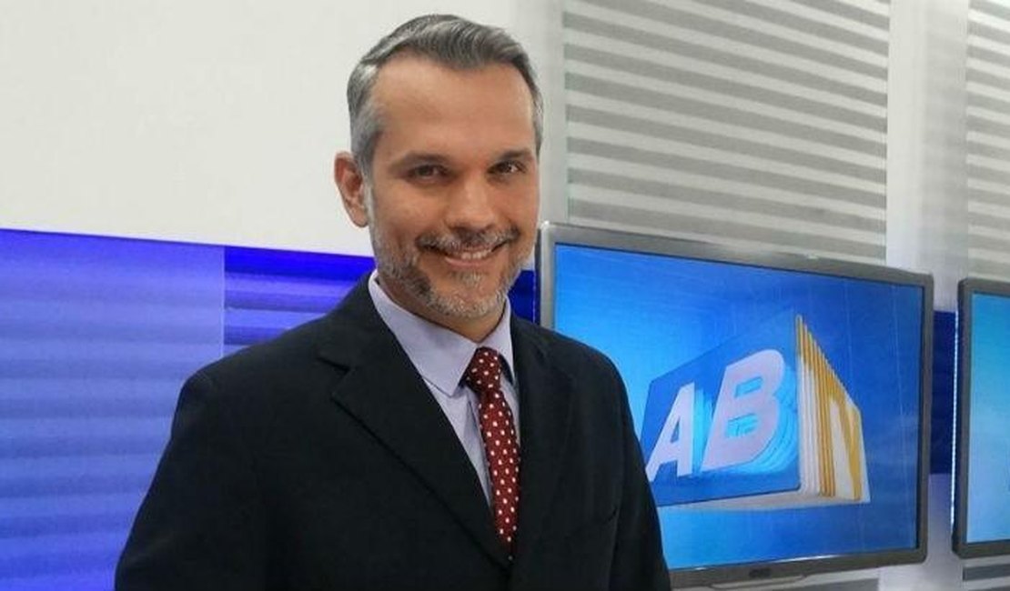 Jornalista Alexandre Farias apresenta melhora e volta a falar