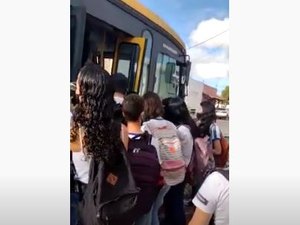 [Vídeo] Mães precisam disputar lugar para os filhos viajarem sentados em ônibus escolar