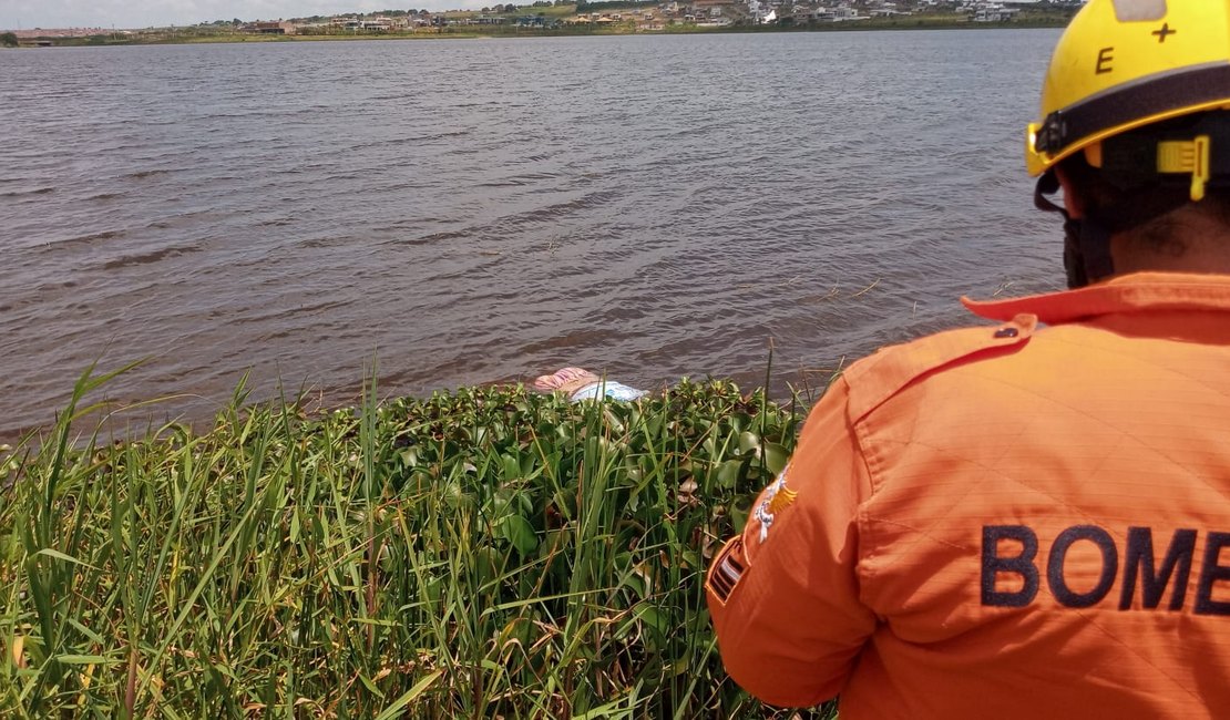 [Vídeo] Corpo de uma mulher é encontrado boiando à margem do Lago da Perucaba em Arapiraca