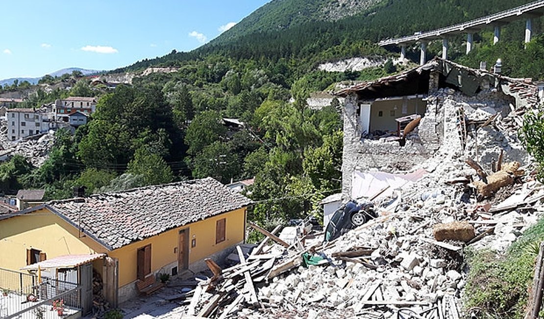 Itália mobiliza 5.000 após tremor, e segue esperança por sobreviventes