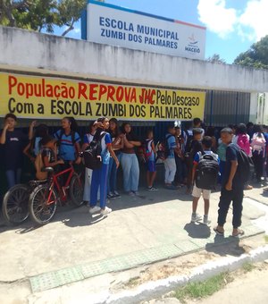 Pais e alunos protestam contra precariedade na Escola Zumbi dos Palmares em Maceió