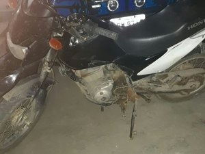 Motocicleta roubada há um mês é encontrada abandonada no Centro