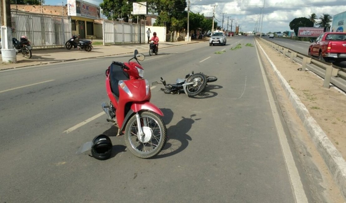 Duas motos colidem na AL-220 e motociclistas ficam feridos na pista