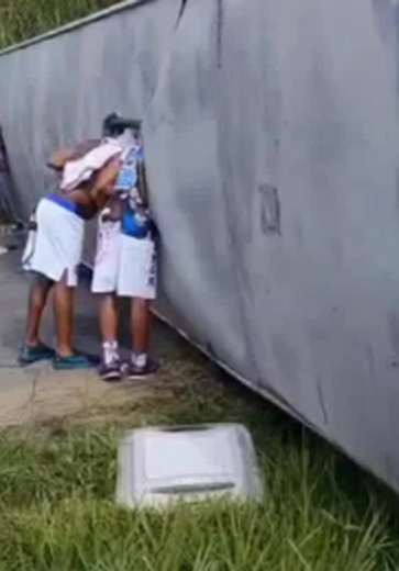 Ônibus com torcedores do Bahia tomba na BR-101 a caminho de jogo contra o Sport