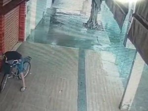 [Vídeo] Homem é flagrado por câmeras de segurança ateando fogo em bar na Amélia Rosa 