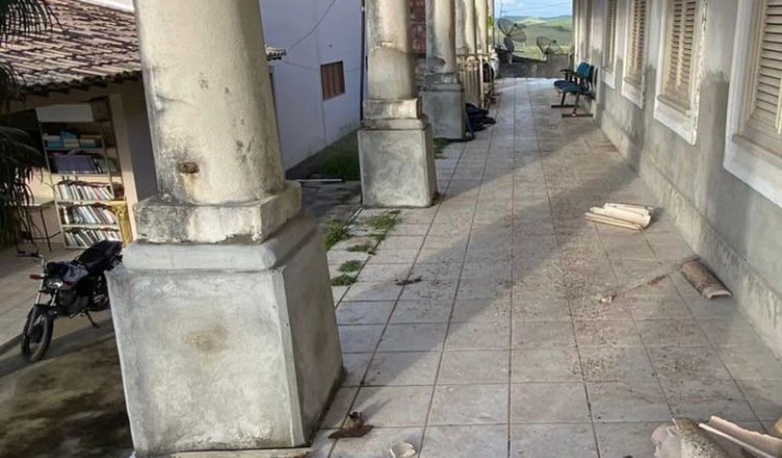 Obra paralisada do Estado vira abrigo de mendigos em Porto Calvo