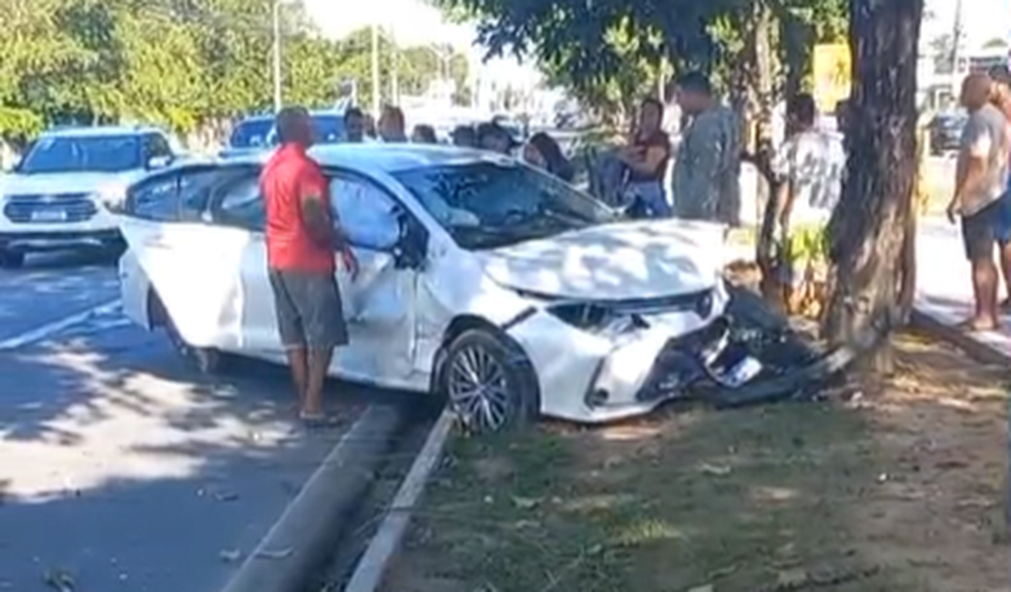 [Vídeo] Carro colide em árvore no canteiro da Avenida Durval de Góes Monteiro