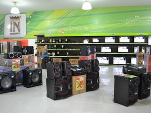 Bandidos rendem funcionários de loja e roubam 40 celulares na Região Metropolitana