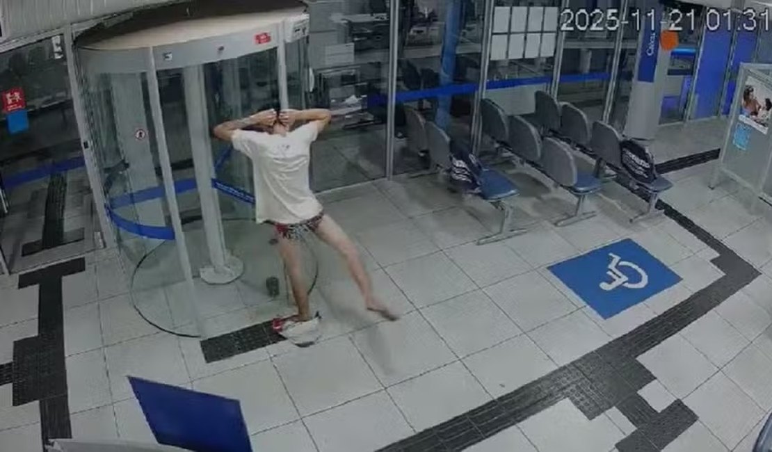 [Vídeo] Ladrão entala em porta giratória e fica de cueca durante invasão a banco