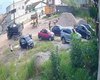 Vídeo flagra momento em que suspeitos abandonam carro em rua sem saída durante perseguição da PRF