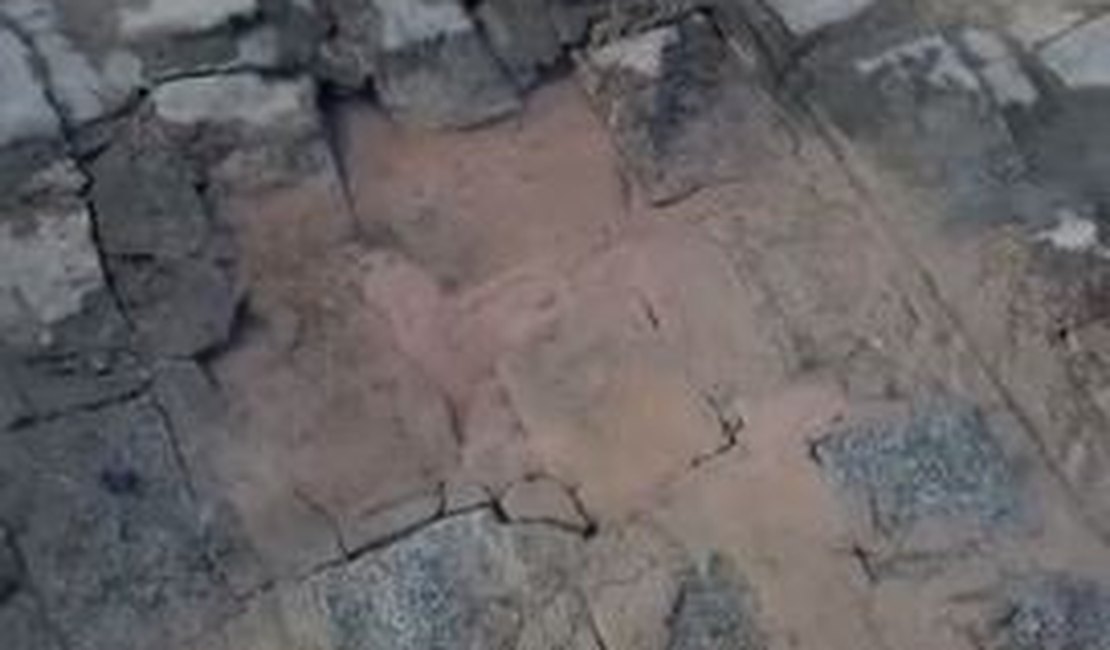 Vazamento de água em rua na Baixa Grande tira a paciência de moradora