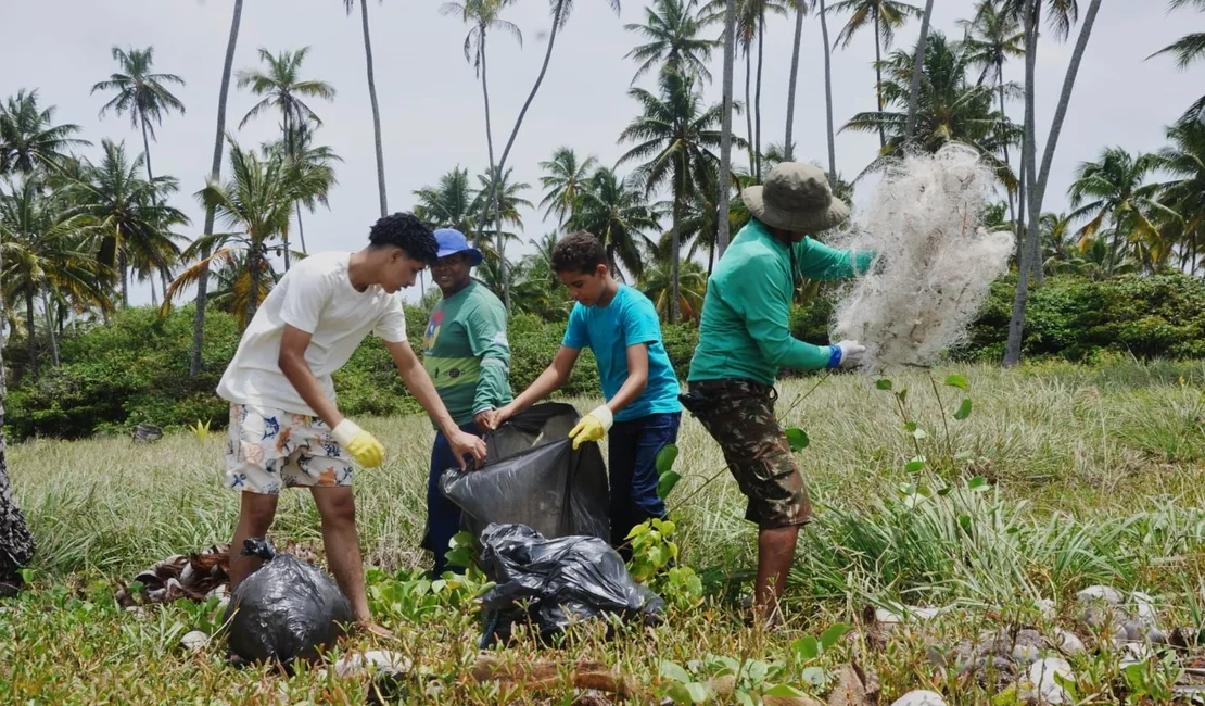 Mutirão de limpeza na Praia da Lage retira mais de 320 quilos de resíduos