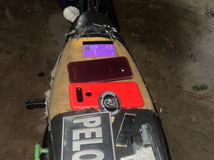 Após perseguição, dupla é presa com revólver e celulares roubados