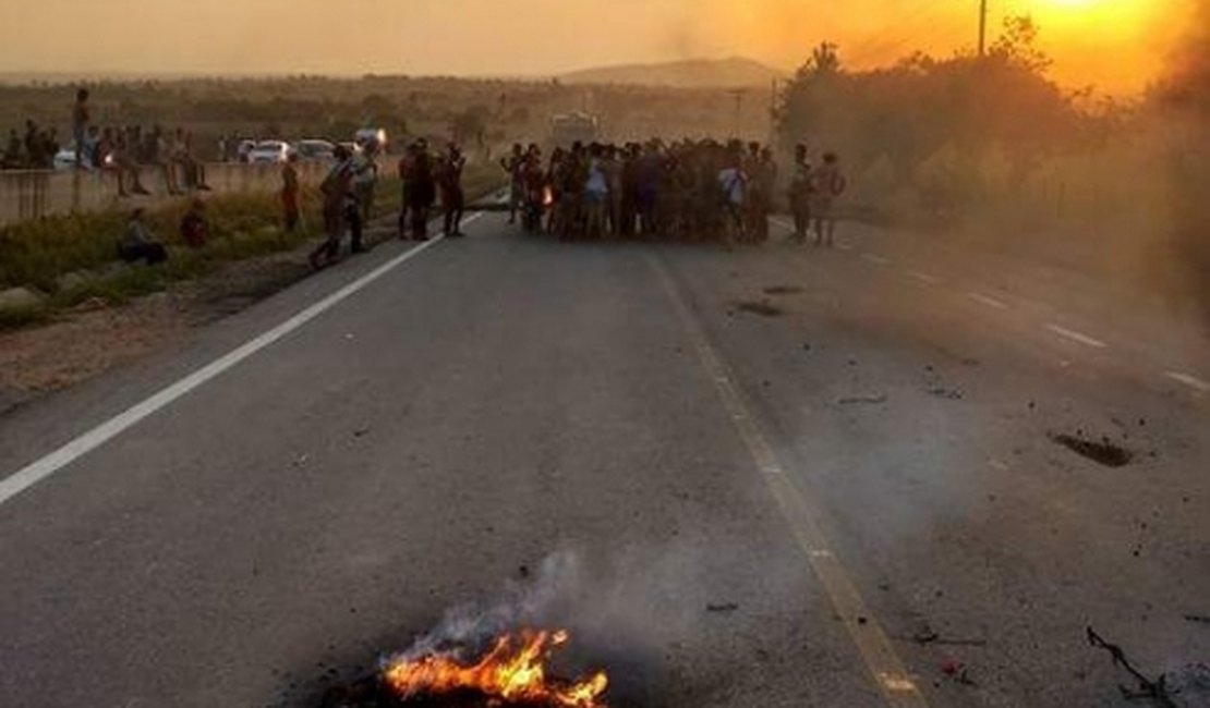 Índios Karapotó realizam protesto em São Sebastião