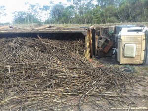 Condutor de treminhão carregado de cana perde controle da direção e tomba veículo 