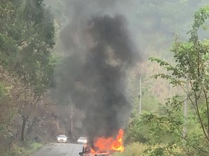 Após colisão veículos são atingidos por incêndio na AL-210, em Cajueiro
