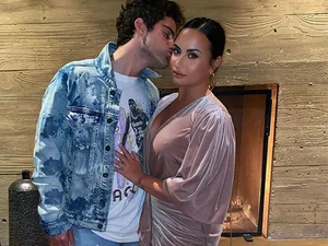 Ex-noivo de Demi Lovato é preso por violência doméstica