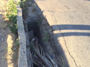 População denuncia buraco em frente a ponto de ônibus no Barro Duro