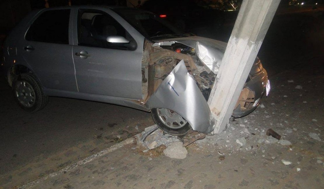 Carro colide com poste próximo ao Shopping de Arapiraca