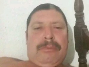 Motociclista vai pegar filho em campo de futebol e morre ao colidir de frente com carro