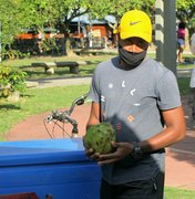 Ex-BBB Luan Patrício vende água de coco no Rio de Janeiro