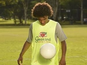 Bruxa à solta? Após dividida com Hernanes, Willian sai do treino da seleção