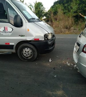 Colisão entre veículos causa danos materiais em Japaratinga