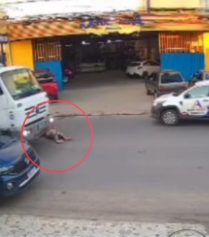 Homem é atropelado por picape e por pouco não acaba atingido por caminhão em Arapiraca