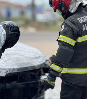 Incêndio atinge veículo estacionado em garagem de residência, em Penedo