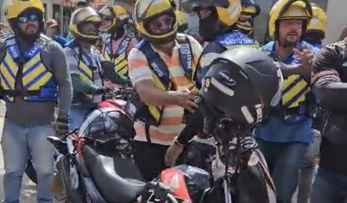 Mototaxistas de São Miguel dos Campos bloqueiam via em protesto contra motoristas de aplicativo