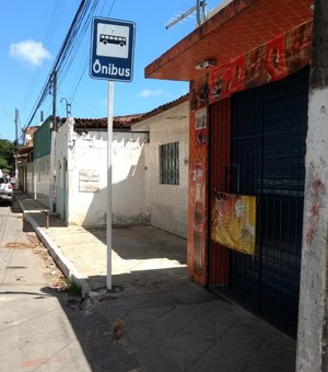 SMTT implanta sinalização em pontos de ônibus no Flexal de Baixo