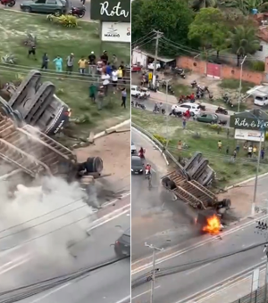 Carreta que transportava retroescavadeira tomba e pega fogo na Rota do Mar