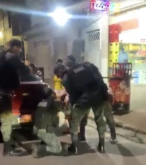 Policiais do Choque salvam criança que estava desacordada após se engasgar em Maceió
