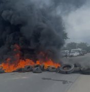 Manifestantes bloqueiam rodovia em novo protesto contra proibição de passeios de jet-skis em Maragogi