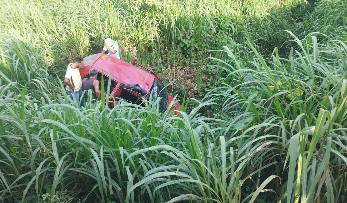 Homem morre após carro capotar na AL-105, em São Luís do Quitunde