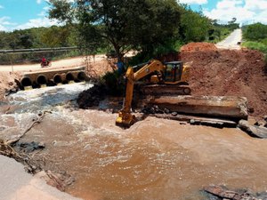 [Vídeo]Equipe inicia os primeiros trabalhos de reconstrução da ponte que liga as cidades de Arapiraca e Feira Grande
