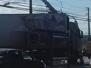 Carreta bate em poste e causa congestionamento na Avenida Menino Marcelo